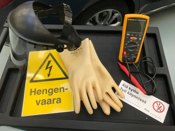 Sähkötyöhön tarvittavat varusteet vähintään: visiiri, suojahanskat, hengenvaara-kyltti, älä kytke -kyltti ja eristysvastusmittari.